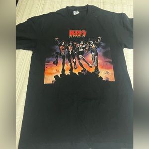 - Kiss t shirt